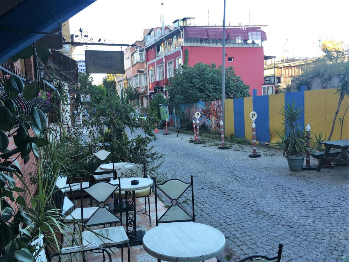 Cheers Vintage Hostel イスタンブール エクステリア 写真 The courtyard of the restaurant
