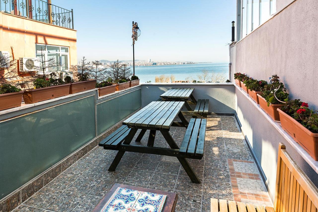 Cheers Vintage Hostel イスタンブール エクステリア 写真 A balcony in Lisbon, Portugal