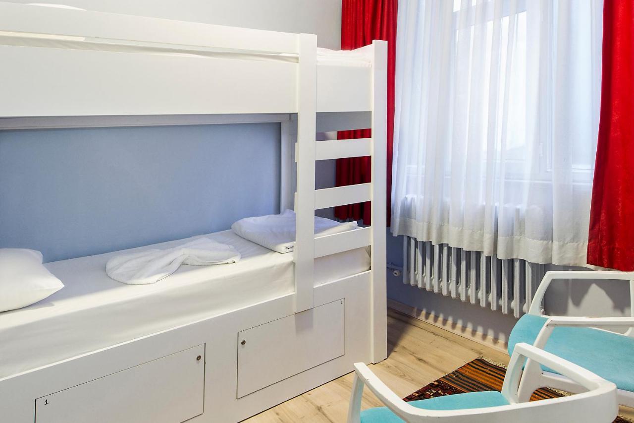 Cheers Vintage Hostel イスタンブール エクステリア 写真 Hostel room in Prague