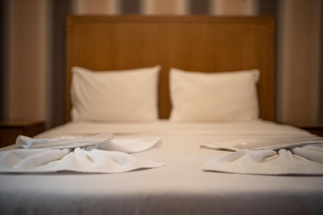 Cheers Vintage Hostel イスタンブール エクステリア 写真 A bed with pillows