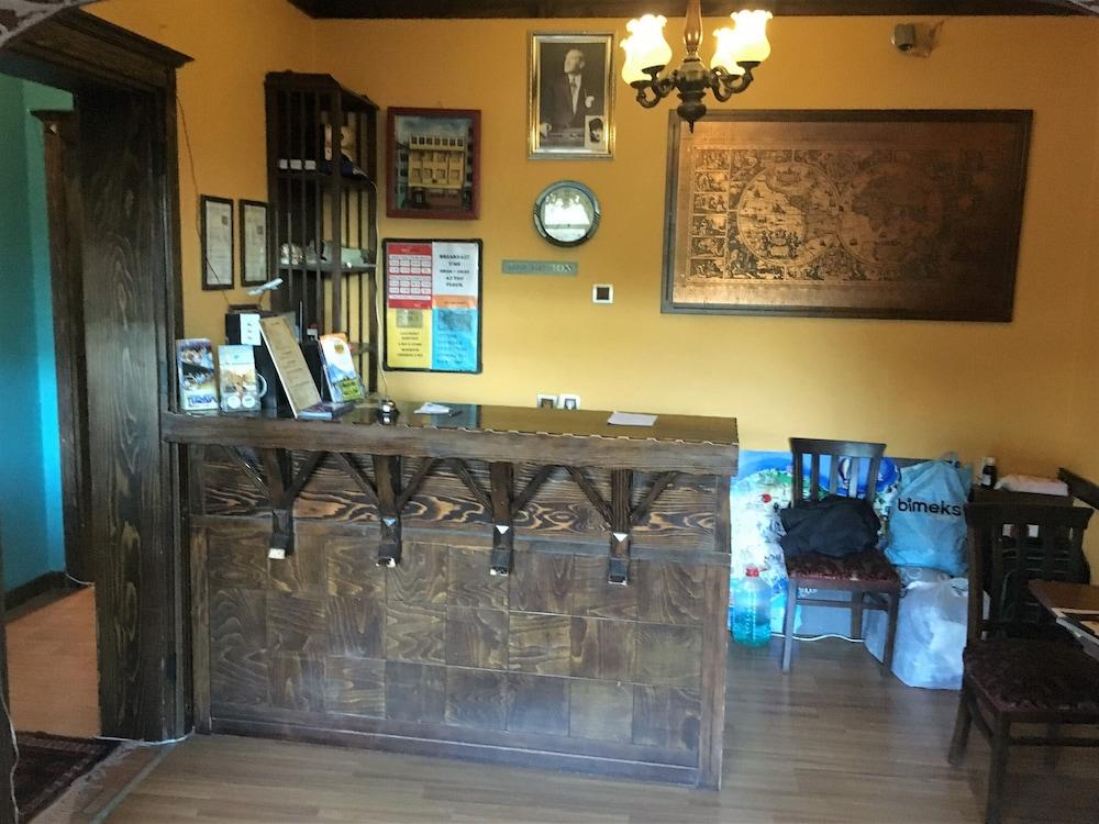 Cheers Vintage Hostel イスタンブール エクステリア 写真 The front desk at the station