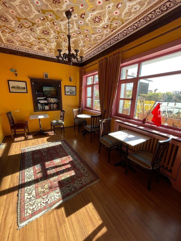 Cheers Vintage Hostel イスタンブール エクステリア 写真 The interior of the cafe