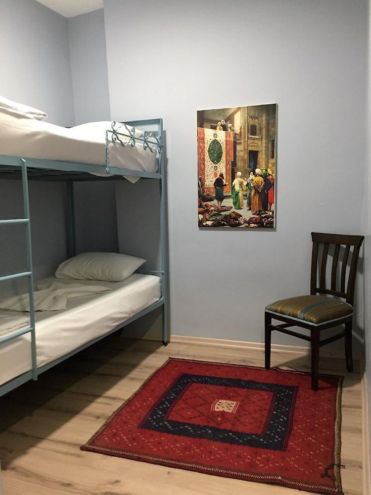 Cheers Vintage Hostel イスタンブール エクステリア 写真 A typical room at the hostel