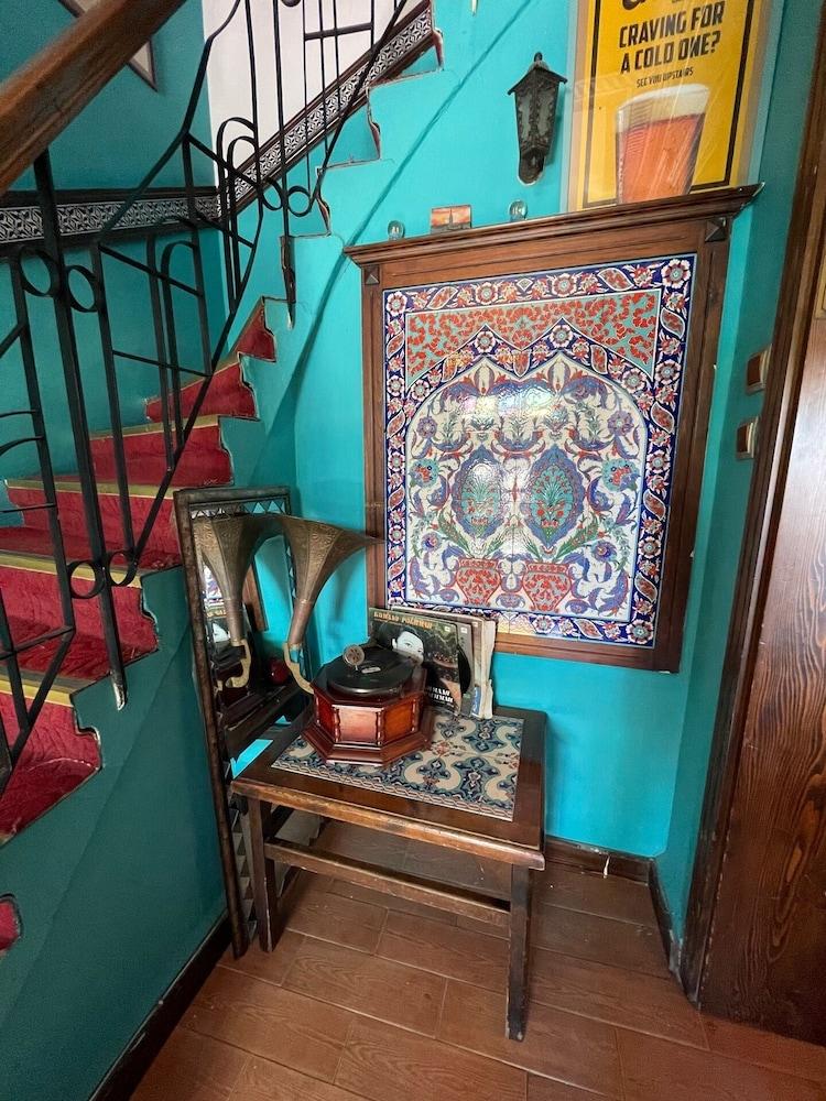 Cheers Vintage Hostel イスタンブール エクステリア 写真 A view of the staircase