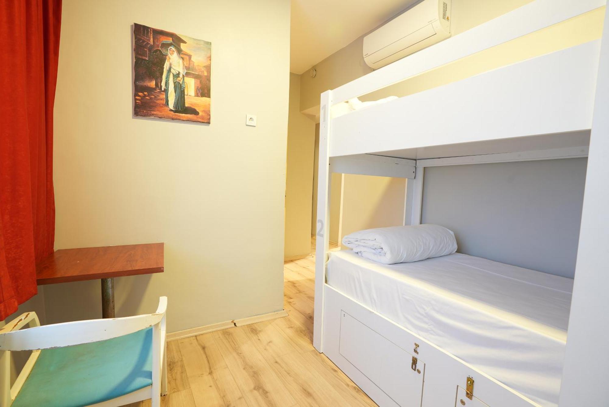 Cheers Vintage Hostel イスタンブール エクステリア 写真 Hostel room in Prague