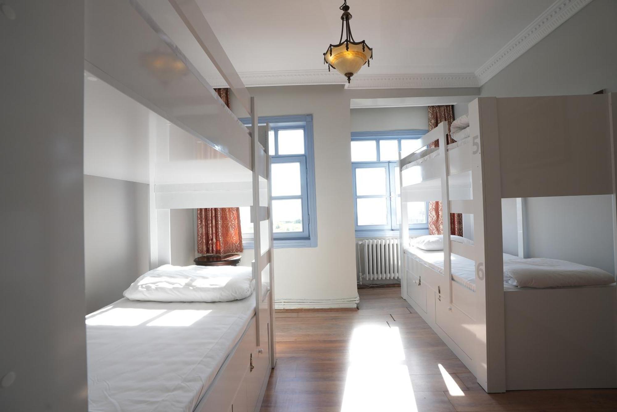 Cheers Vintage Hostel イスタンブール エクステリア 写真 Hostel room in Madrid, Spain