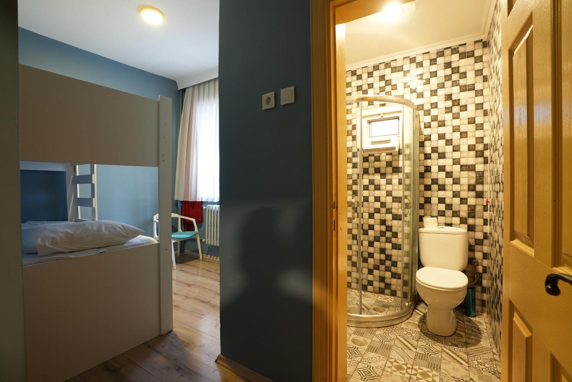 Cheers Vintage Hostel イスタンブール エクステリア 写真 A room at the hotel