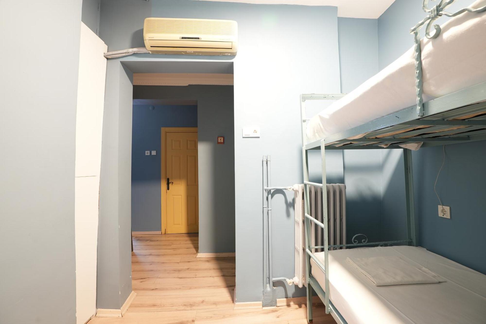 Cheers Vintage Hostel イスタンブール エクステリア 写真 Hostel room in Madrid, Spain