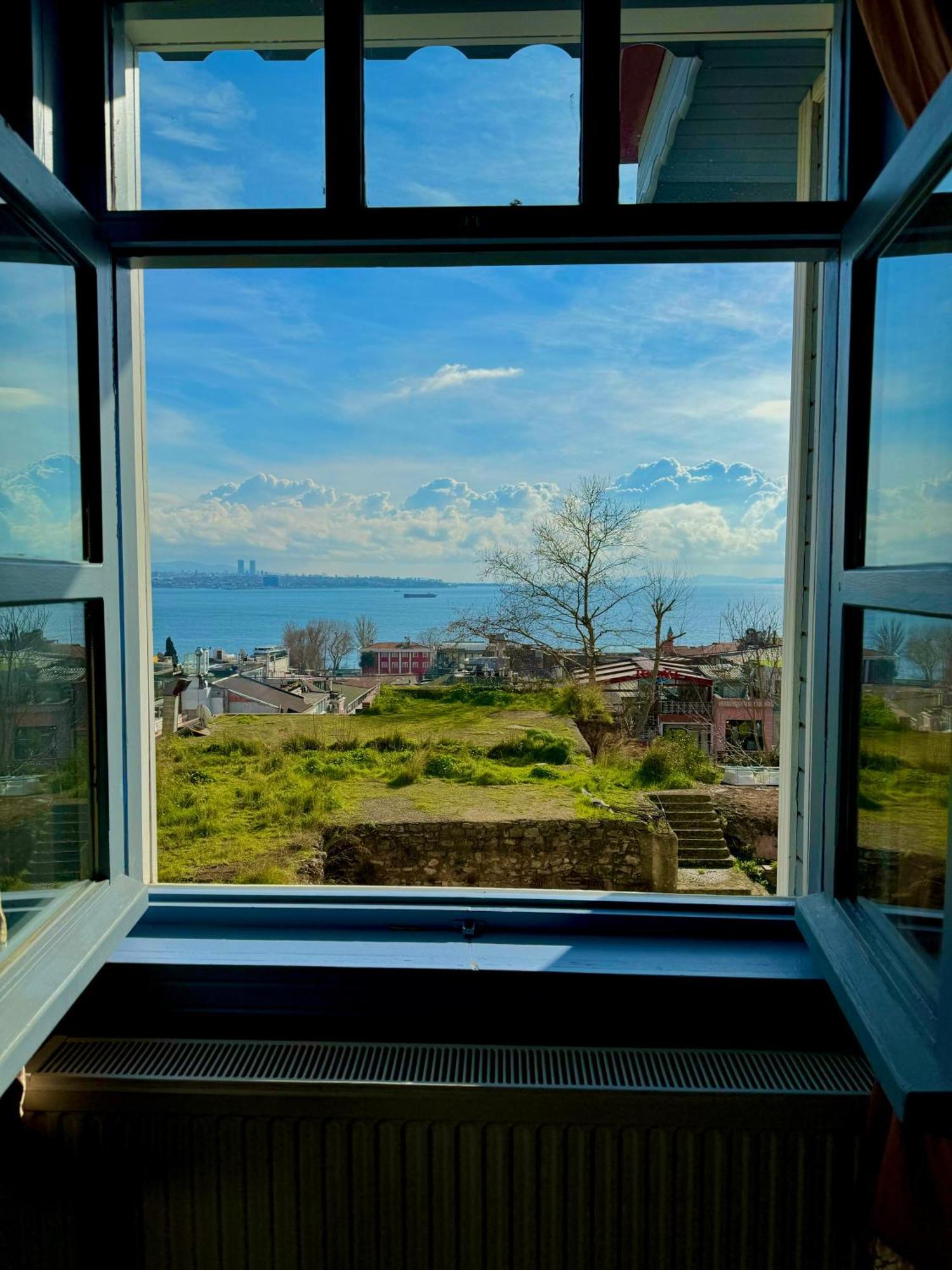 Cheers Vintage Hostel イスタンブール エクステリア 写真 View of the Aegean Sea from the window of a house in Çeşme