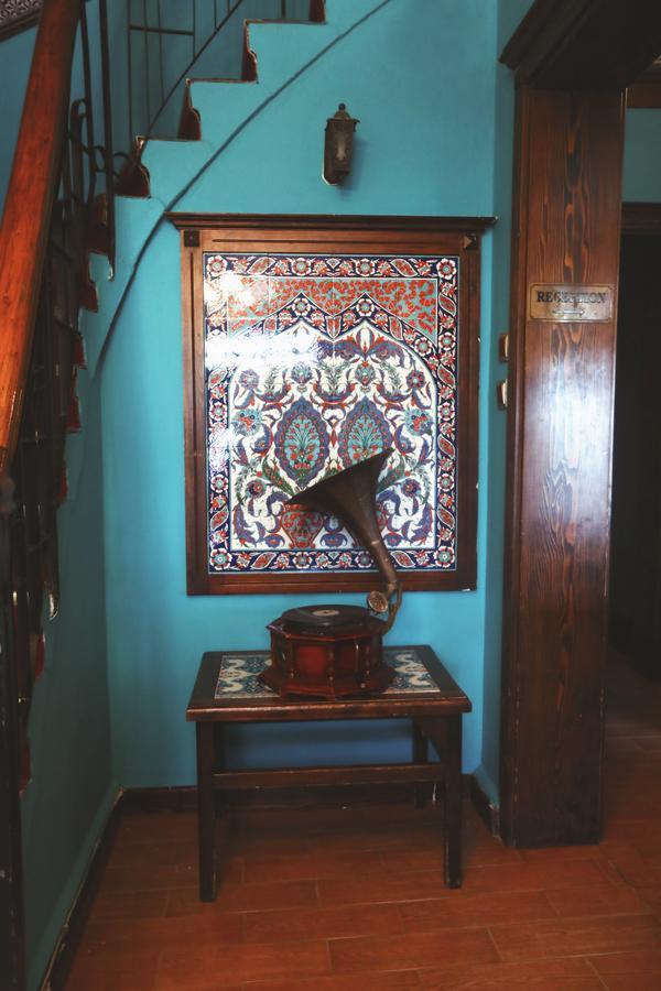 Cheers Vintage Hostel イスタンブール エクステリア 写真 A gramophone in the museum