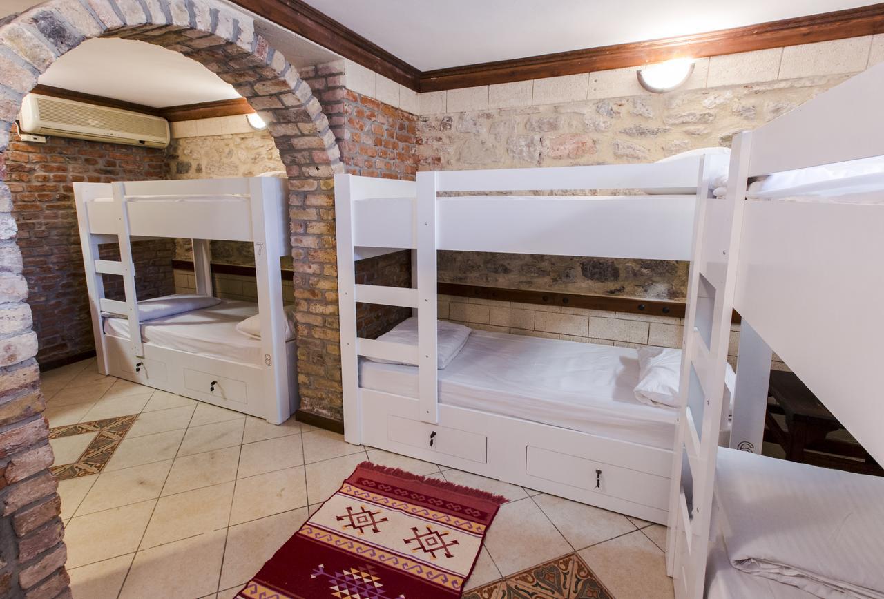 Cheers Vintage Hostel イスタンブール エクステリア 写真 Hostel room in the UK