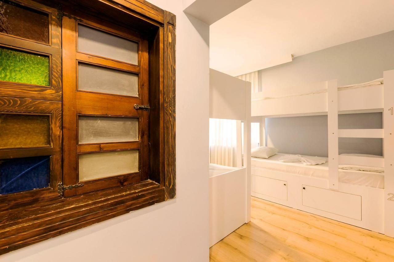 Cheers Vintage Hostel イスタンブール エクステリア 写真 A room at the hostel