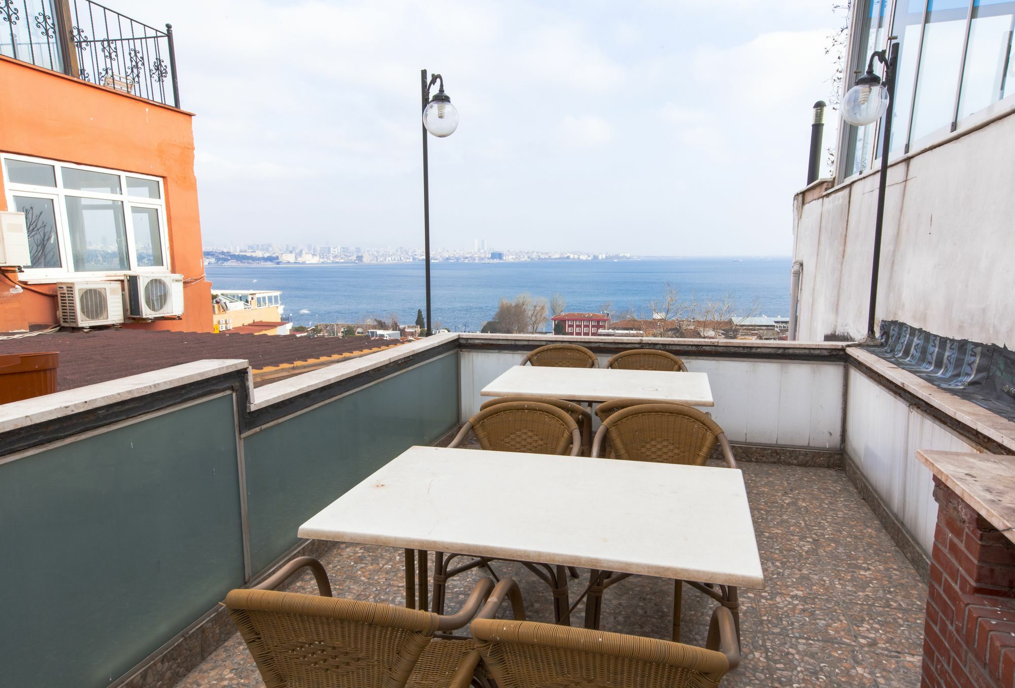 Cheers Vintage Hostel イスタンブール エクステリア 写真 A view of the Black Sea from the hotel