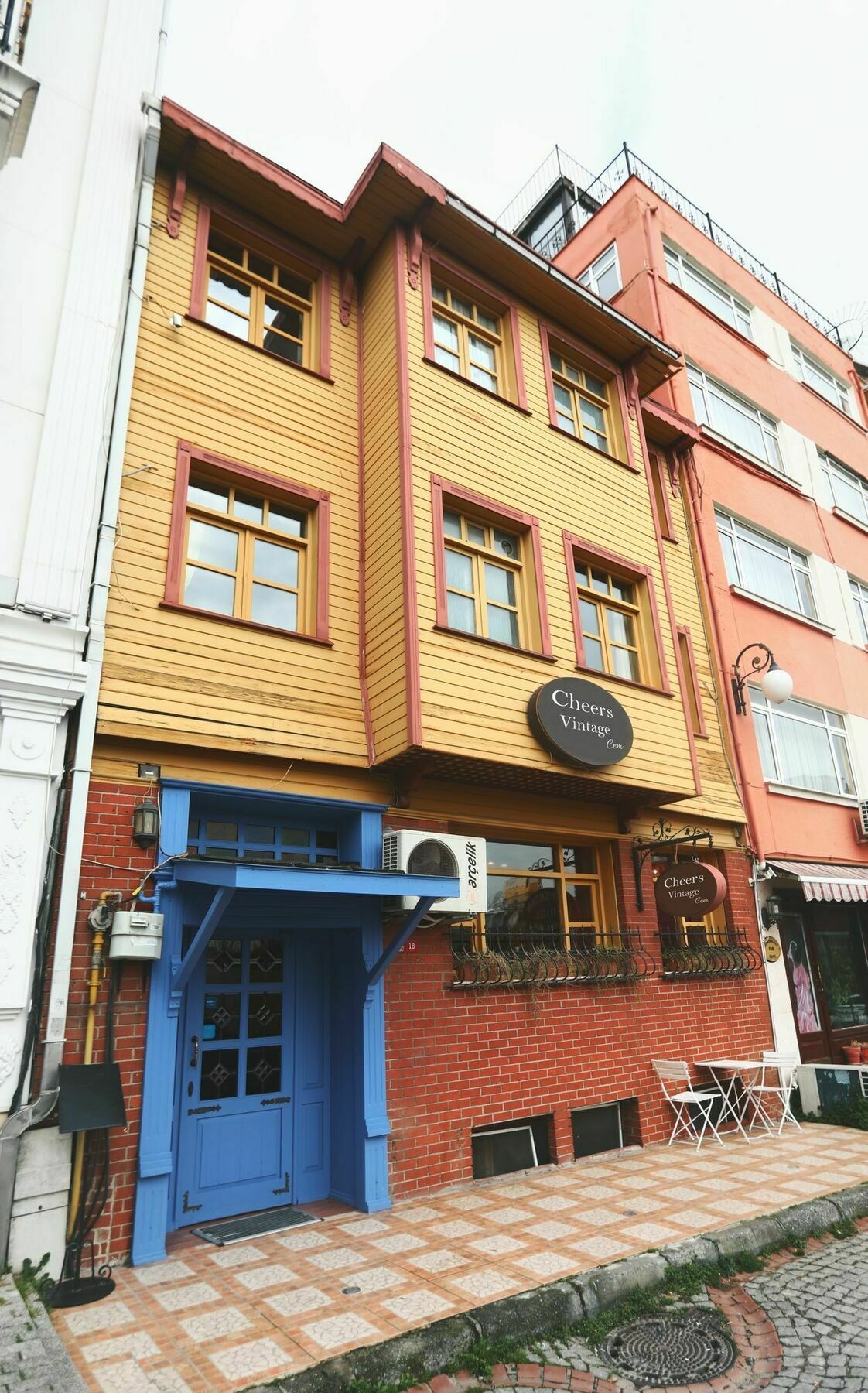 Cheers Vintage Hostel イスタンブール エクステリア 写真 A typical house in Çukurcuma