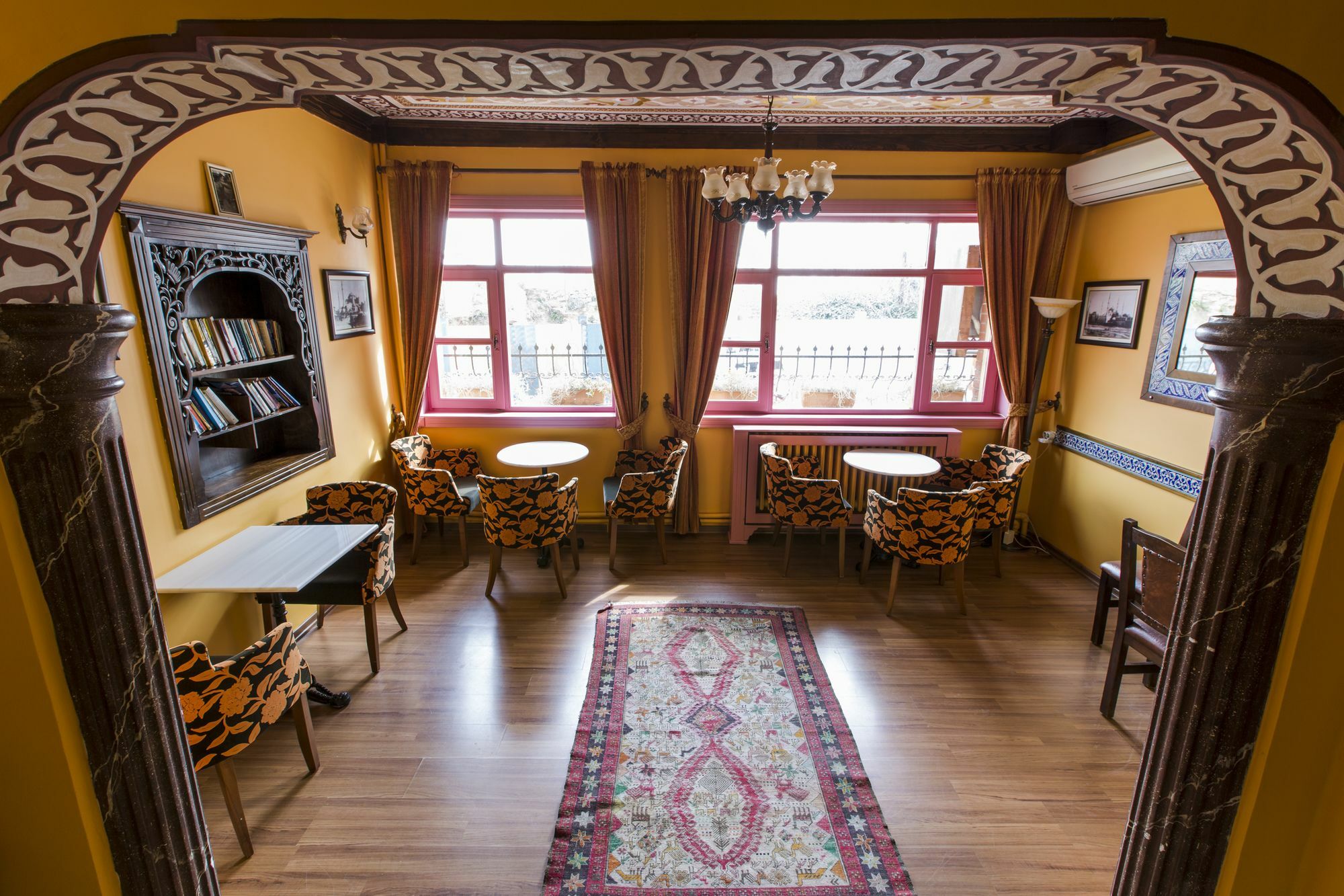 Cheers Vintage Hostel イスタンブール エクステリア 写真 Interior of the library