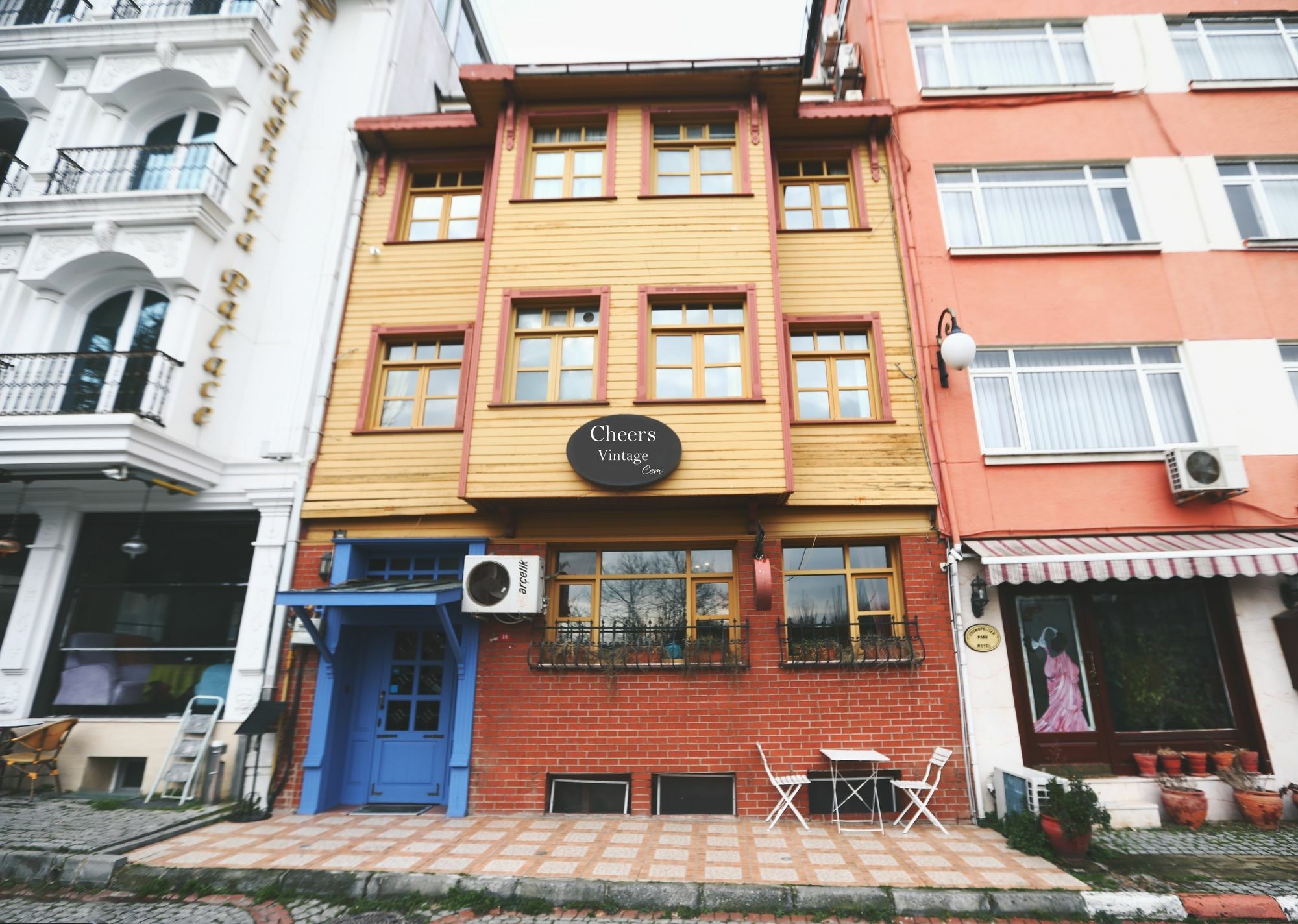 Cheers Vintage Hostel イスタンブール エクステリア 写真 The building of the museum