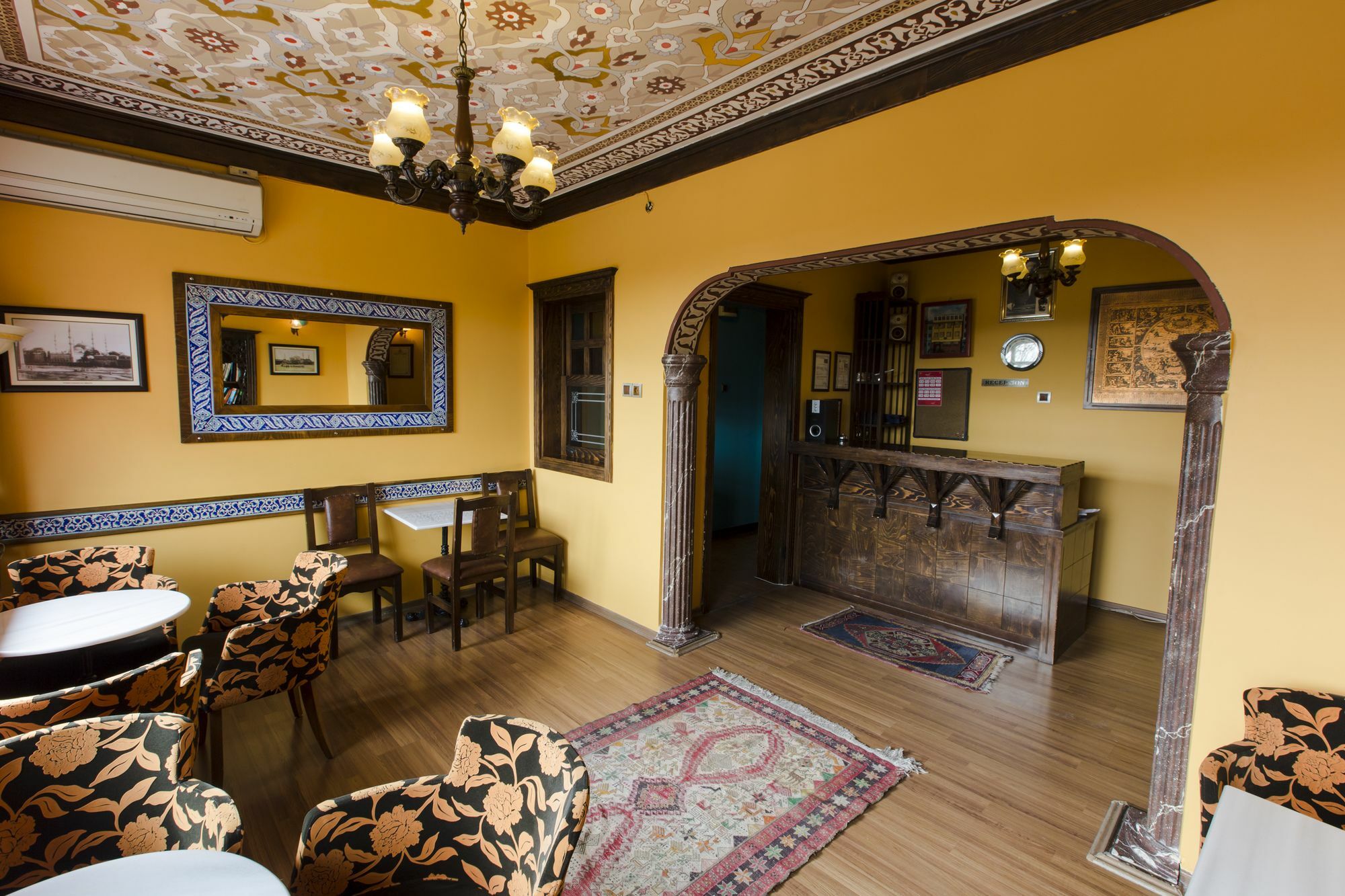 Cheers Vintage Hostel イスタンブール エクステリア 写真 Interior of the restaurant
